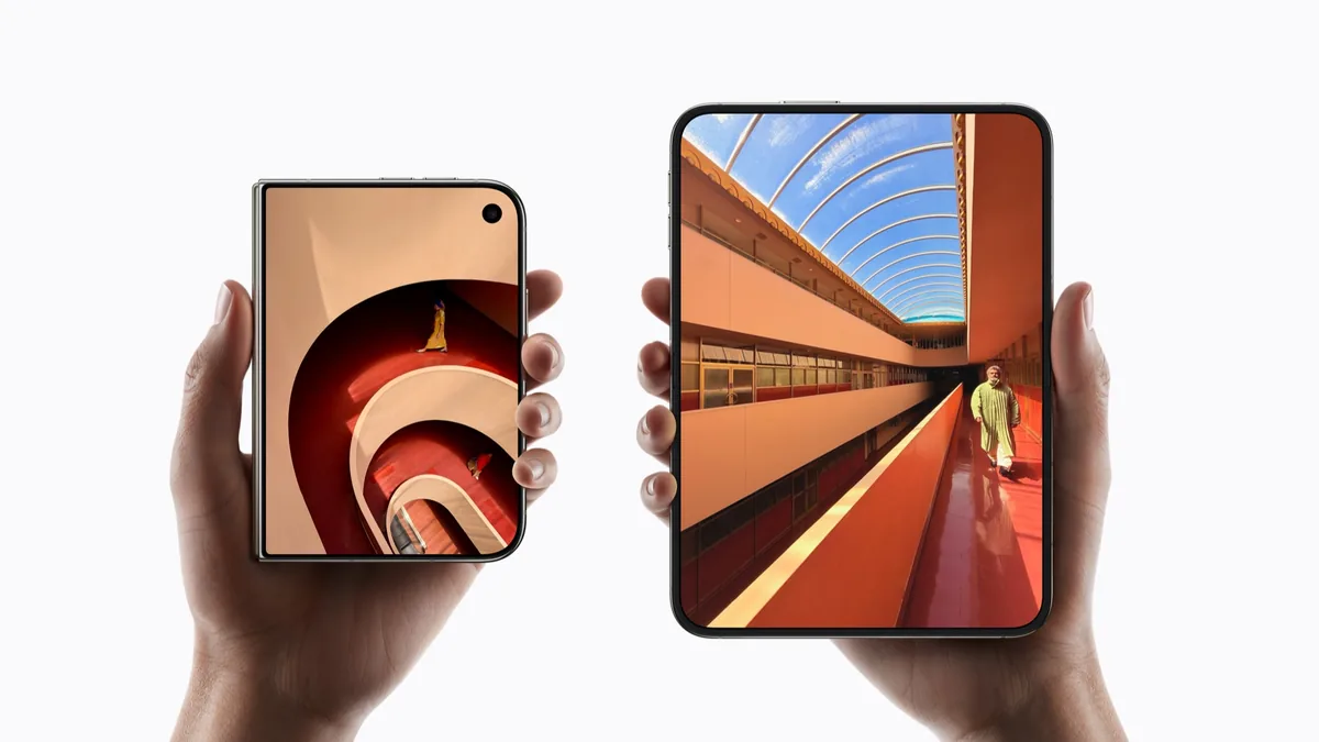 iPhone Duo v rukou: zavřený s 5,4″ vnějším displejem a otevřený se 7,6″ vnitřním displejem